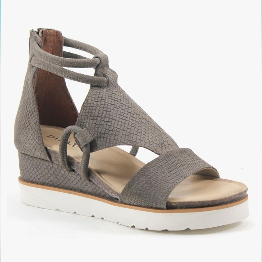 Diba True Women's Green Clover Cushioned Low Wedge Sandal in Taupe. Size 6. New!